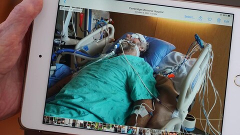 Un paciente con el Covid-19 conectado a máquinas que le mantenían con vida en un hospital de Ontario. 