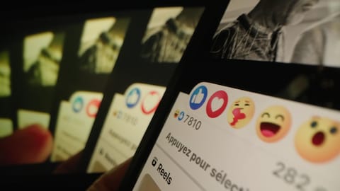 Radio-Canada Des téléphones cellulaires avec des icônes de réactions disponibles sur Facebook.