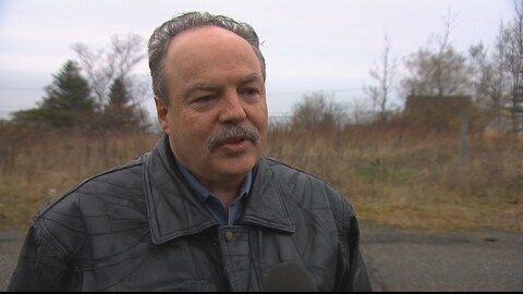 Denis Paquette lors de sa campagne à la mairie Sainte-Anne-des-Monts Denis Paquette lors de sa campagne à la mairie Sainte-Anne-des-Monts