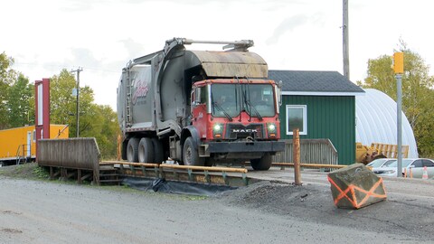 Un camion passe sur la balance à l'entrée du lieu d'enfouissement technique de Rivière-du-Loup. Un camion passe sur la balance à l'entrée du lieu d'enfouissement technique de Rivière-du-Loup.