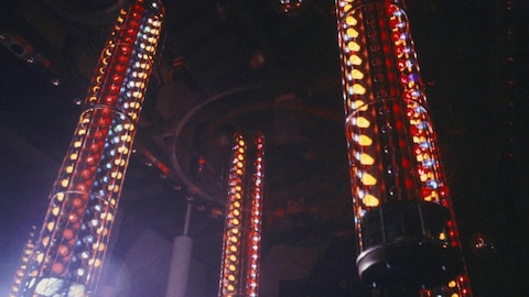 Système de lumières en colonnes sur la piste de danse d'une discothèque.