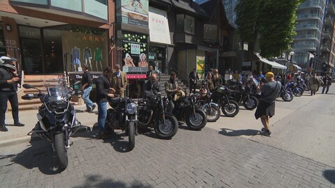 Des motos sont garées dans la rue.