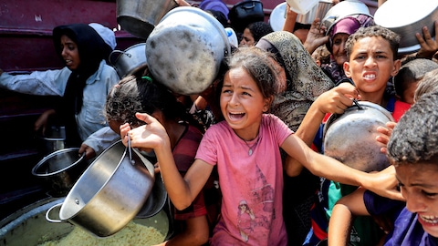 Des Palestiniens attendent de recevoir de la nourriture.