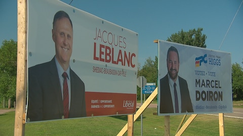 Les pancartes des candidats Jacques LeBlanc (libéral) et Marcel Doiron (progressiste-conservateur.