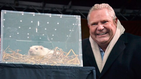 El primer ministro de la provincia de Ontario, Doug Ford, posa junto a la marmota Willie.
