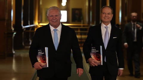 Le premier ministre ontarien, Doug Ford, et son ministre des Finances Peter Bethlenfalvy arrivent en Chambre à Toronto, budget à la main, le 15 mai 2025.



