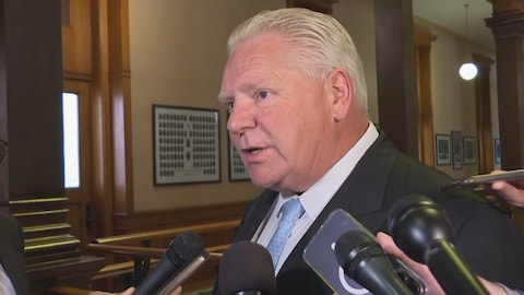 رئيس حكومة أونتاريو دوغ فورد متحدثاً إلى الصحفيين في مبنى الجمعية التشريعية للمقاطعة في تورونتو.