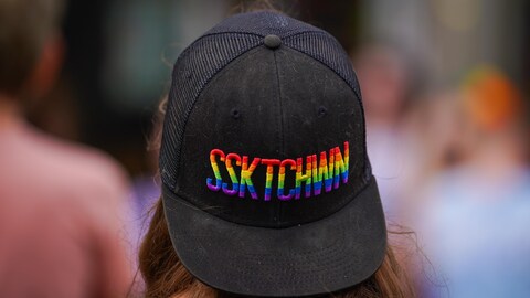 Une casquette de la Saskatchewan illustrant le drapeau de la Fierté LGBTQ+ à Saskatoon le 1er juin 2023.