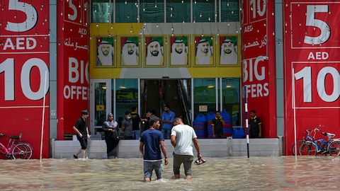 两个男人水浸下走进商场。
