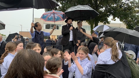Rassemblement de personnes en solidarité avec la communauté scolaire de l’école élémentaire juive pour filles Bais Chaya Mushka de Toronto, le 27 mai.