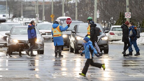 أطفال يجتازون الطريق في أحد الشوارع في أونتاريو