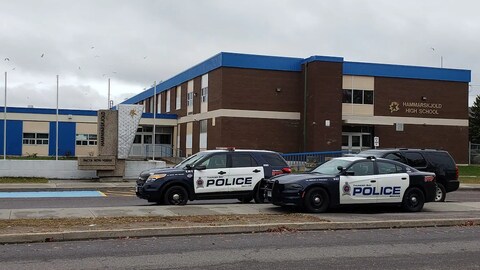Trois voitures de la police de Thunder Bay sont garées devant une école.