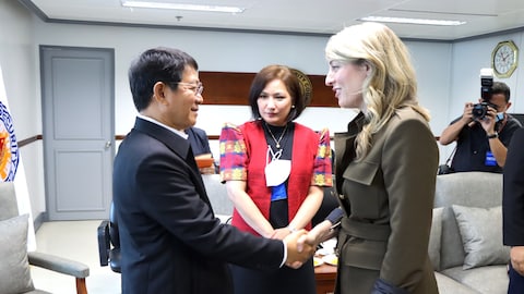 菲律宾国家安全顾问阿诺（Eduardo Año）去年会见加拿大外交部长乔美蘭（Melanie Joly）。