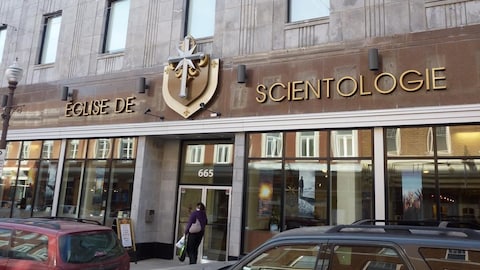 Sur la façade extérieure de l'immeuble, on remarque la croix de l'Église de scientologie