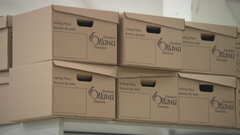 Des cartons à l'effigie d'Élections Ottawa.