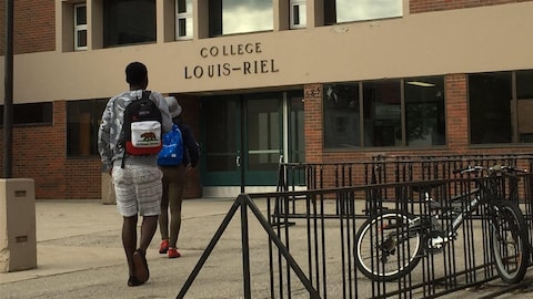 Des élèves arrivent au Collège Louis-Riel. Des élèves arrivent au Collège Louis-Riel.