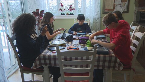 Des élèves se sont regroupés afin de participer à cette journée spéciale de cours en ligne à la maison Des élèves se sont regroupés afin de participer à cette journée spéciale de cours en ligne à la maison