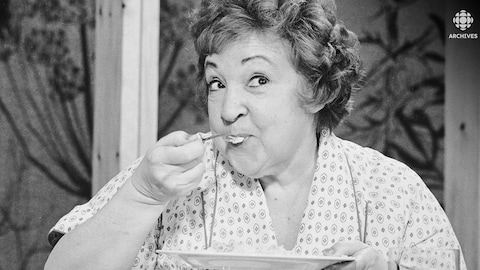 L'animatrice Juliette Huot avec une cuillère dans la bouche qui prend une bouchée d'un plat.