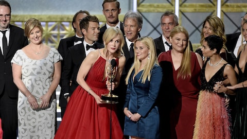 Nicole Kidman, Reese Witherspoon, Jean-Marc Vallée et Laura Dern entourés de l'équipe de la série « Big Little Lies »