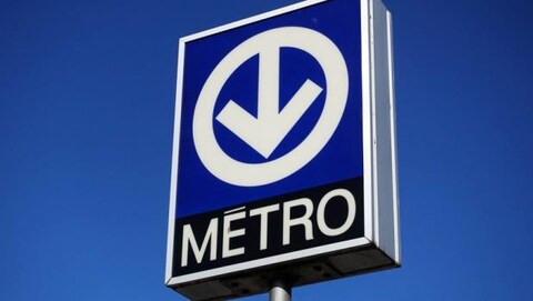 Une flèche dans un cercle indiquant l'entrée d'une station de métro de Montréal.