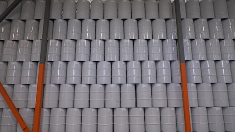 Un mur de baril de sirops d'érable dans un entrepôt.