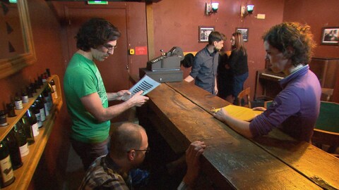 Les jeux d'évasion de plus en plus populaires Un groupe de participants lors d'une aventure inspirée de l'époque de la prohibition.