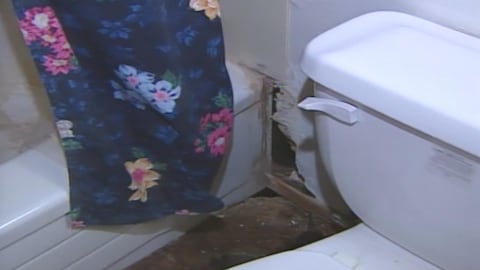 Un mur et un plancher en mauvais état dans une salle de bain. Un mur et un plancher en mauvais état dans une salle de bain.