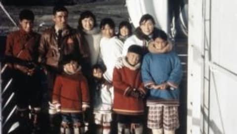 Une famille d'Inuits dans une photo d'archive Une famille d'Inuits dans une photo d'archive