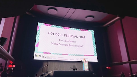 Une salle de cinéma où Marie Nelson annonce la sélection du festival Hot Docs 2024.