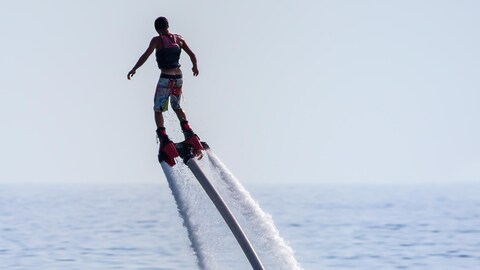 Un athlète de flyboard en action. Un athlète de flyboard en action.