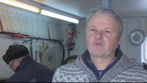 François Fillion dans son atelier de récupération de sièges pour bébé François Fillion dans son atelier de récupération de sièges pour bébé