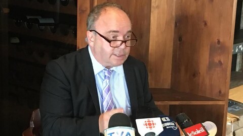 François Marchand s'adresse aux médias lors d'une conférence de presse pour expliquer sa demande d'injonction François Marchand s'adresse aux médias lors d'une conférence de presse pour expliquer sa demande d'injonction