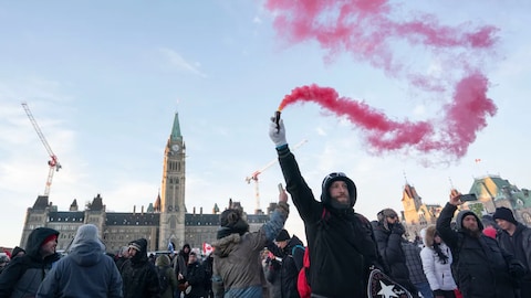 Protesters are seen gathering on Wellington Street in Ottawa. Prime Minister Justin Trudeau is set to kick off what's expected to be a raucous debate over his government's decision to trigger the Emergencies Act to remove protesters. (Ivanoh Demers/Radio-Canada)