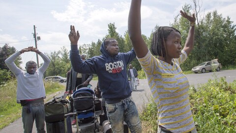 Un groupe de migrants traversent la frontière à Saint-Bernard-de-Lacolle, au Québec.