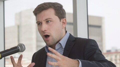 Gabriel Nadeau-Dubois, lors de l'annonce de sa candidature à l'investiture de Québec solidaire dans Gouin et à celle de co-porte-parole du parti. Gabriel Nadeau-Dubois, lors de l'annonce de sa candidature à l'investiture de Québec solidaire dans Gouin et à celle de co-porte-parole du parti.