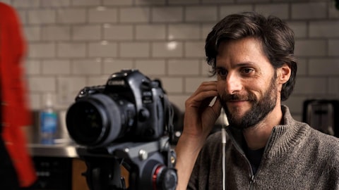 Portrait de Gaëtan Nerincx derrière une caméra.