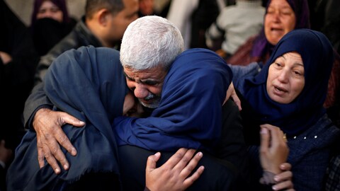 Des membres d'une famille pleurent le décès de leur proche dans les affrontements de vendredi entre Palestiniens et l'armée israélienne.