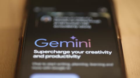 Un téléphone intelligent affiche le logo de Gemini de Google. 