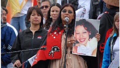 Gladys Radek tient une photo de sa nièce Tamara Chipman lors d'un rassemblement Gladys Radek tient une photo de sa nièce Tamara Chipman lors d'un rassemblement