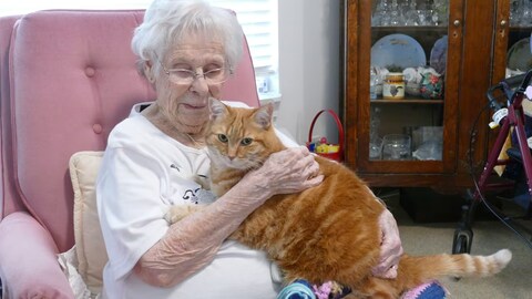 Gladys Wheeler avec son chat, Samantha.