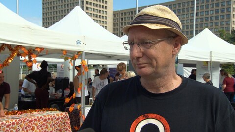 Gord Garner répond aux questions d'une journaliste. Gord Garner répond aux questions d'une journaliste.