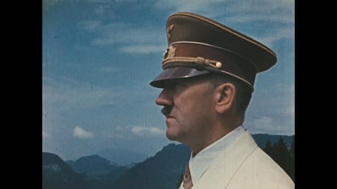 Hitler en nature avec un képi.