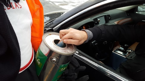 Un automobiliste qui donne de l'argent.