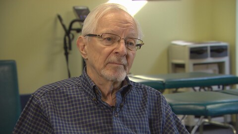 Le chiropraticien Henri Marcoux en entrevue dans sa clinique à Winnipeg Le chiropraticien Henri Marcoux en entrevue dans sa clinique à Winnipeg