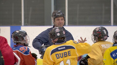 Entraîneur discute avec des joueurs Entraîneur discute avec des joueurs