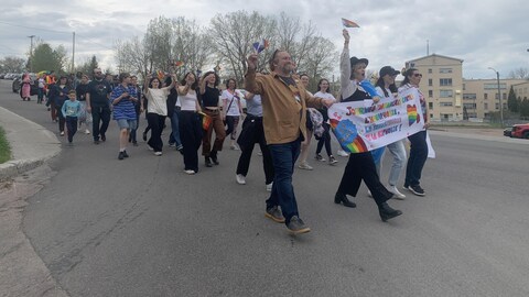 Une marche pour la lutte contre l'homophobie dans les rues de Chicoutimi.