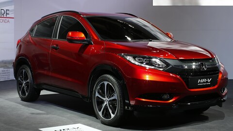 Une Honda HR-V est présentée aux médias lors d'un salon automobile.