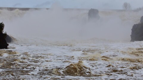 Le débit de la rivière Chaudière est fort au parc des chutes. 