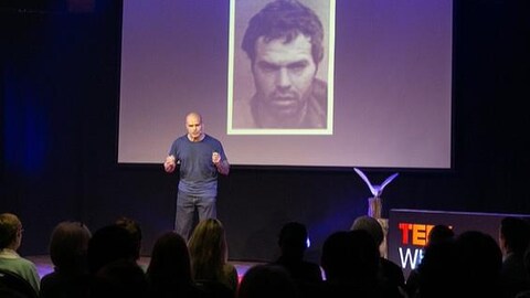Guy Felicella donne une présentation lors de la conférence TED White Rock, en mai 2018 Guy Felicella donne une présentation lors de la conférence TED White Rock, en mai 2018