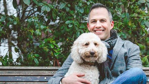 Un homme et un caniche dans un parc Un homme et un caniche dans un parc
